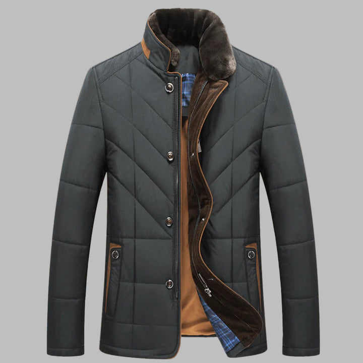 Donkergroene gewatteerde winterjas voor heren met bruine accenten, opstaande kraag en knoopsluiting. Stijlvolle en warme herenmode.