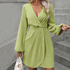 Robe portefeuille pour femmes avec décolleté en V profond et élégantes manches bouffantes Chic & Stil