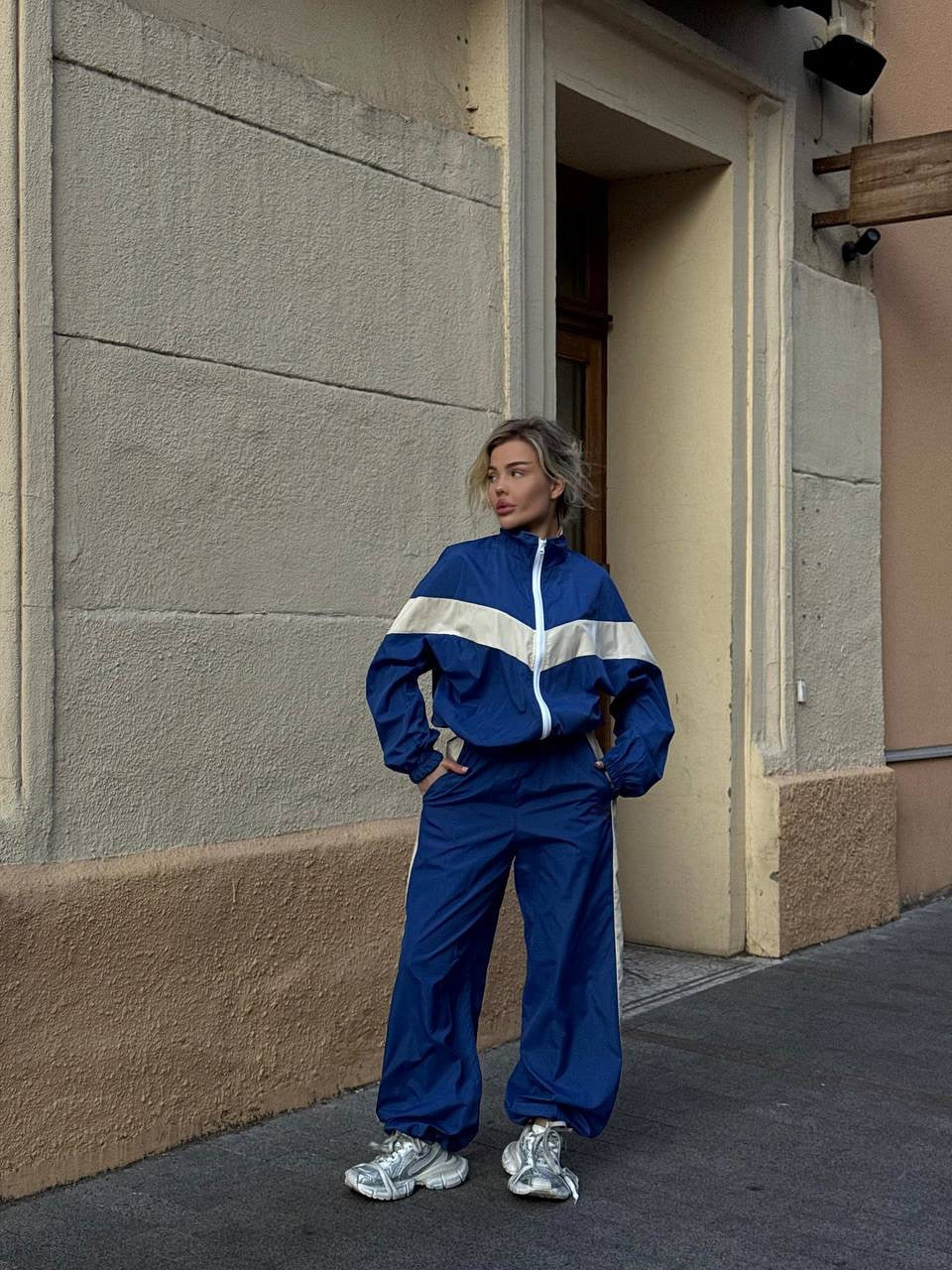 Women's sporty windbreaker with high collar and contrasting stripes Chic & Stil